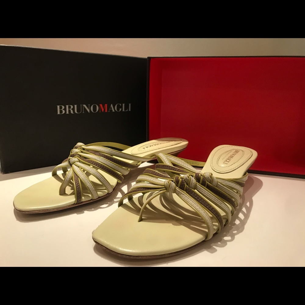 Bruno Magli Olive Green Ladies Sandals. Size 38.5